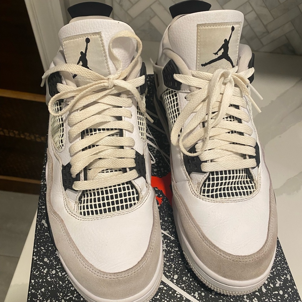 Nike Air Jordan 4 Retro size 10.5 mens, 12 womens
